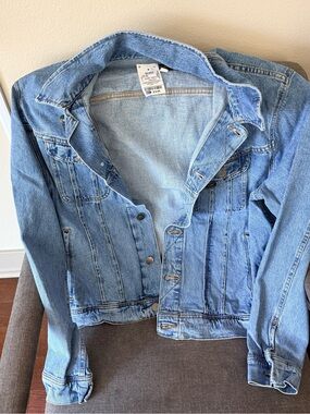 Classic Light Blue Denim Jacket - Men’s Casual Trucker